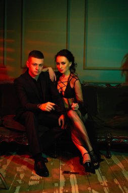 Genç güzel moda çift poz