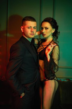 Genç güzel moda çift poz