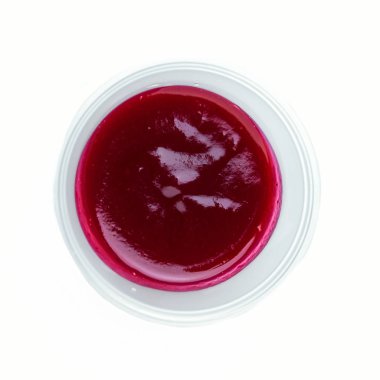 Beyaz arka plan üzerinde izole kase domates sosu 