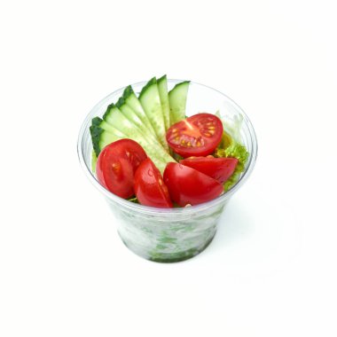 Beyaz arka plan üzerinde izole kase sağlıklı sebze salatası 