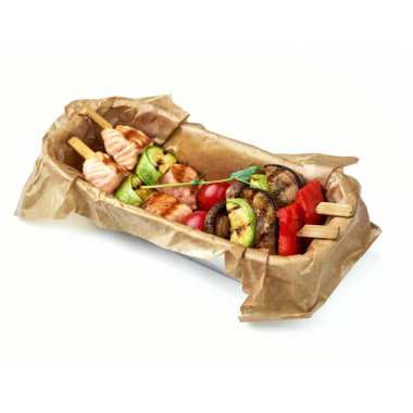 lezzetli balık ve sebzeler Barbekü şişleri yakından görmek kutusu götürün 