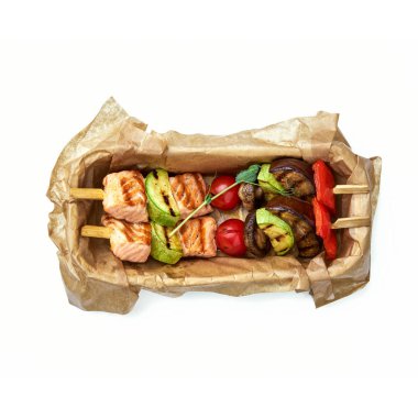 lezzetli balık ve sebzeler Barbekü şişleri yakından görmek kutusu götürün 