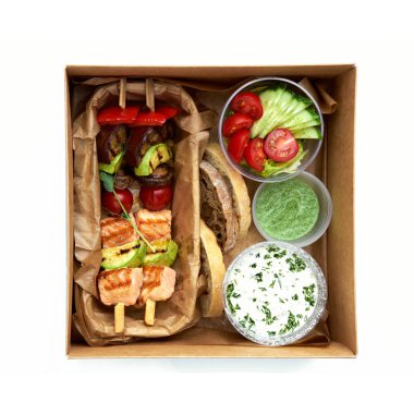 yakından görmek lezzetli Barbekü kutusu beyaz arka plan üzerinde izole götürün 