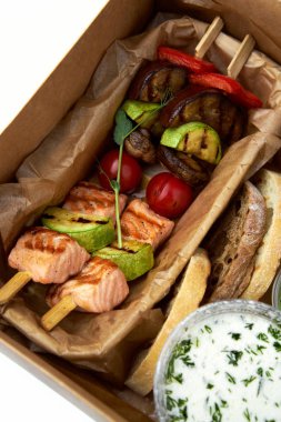 yakından görmek lezzetli Barbekü kutusu beyaz arka plan üzerinde izole götürün 