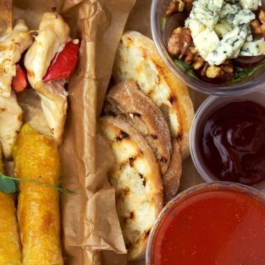 lezzetli aperatifler ve dips tam kutusunu yakından görmek