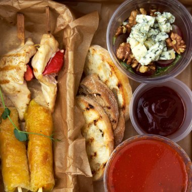 lezzetli aperatifler ve dips tam kutusunu yakından görmek