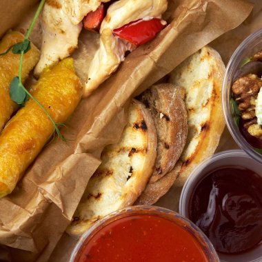 lezzetli aperatifler ve dips tam kutusunu yakından görmek