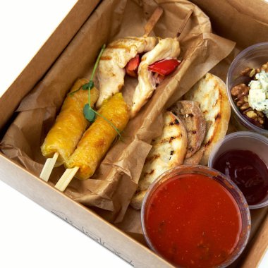 kutu lezzetli aperatifler ve beyaz arka plan üzerinde izole dips dolu görmek 