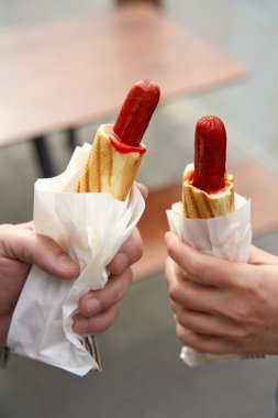 lezzetli holding eller yakından görmek hot-dogs