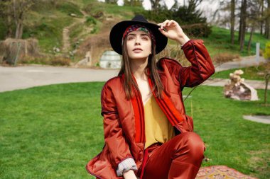 Şık şapka ve açık havada poz şık genç kadın