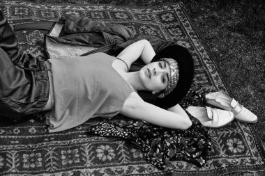 Şık şapka ve açık havada poz şık genç kadın fotoğrafı siyah-beyaz