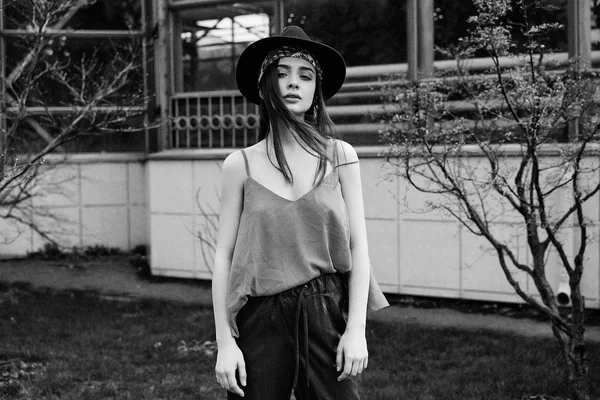 Черно Белое Фото Стильной Молодой Женщины Модной Шляпе Позирующей Открытом — стоковое фото