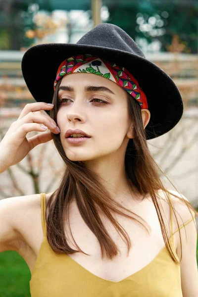 Elegante Jovem Mulher Vestindo Chapéu Elegante Posando Livre — Fotografia de Stock