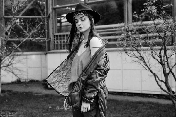 Чорно Біле Фото Стильної Молодої Жінки Модному Капелюсі Позує Відкритому — стокове фото