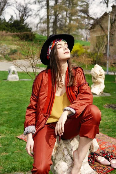 Elegante Mujer Joven Con Sombrero Moda Posando Aire Libre —  Fotos de Stock