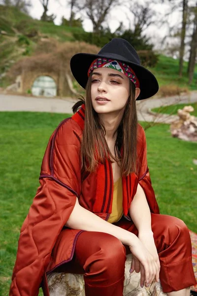 Elegante Mujer Joven Con Sombrero Moda Posando Aire Libre —  Fotos de Stock