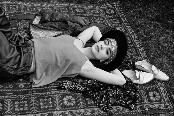 Şık şapka ve açık havada poz şık genç kadın fotoğrafı siyah-beyaz