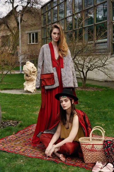 Dois Jovens Modelos Moda Feminina Posando Livre — Fotografia de Stock