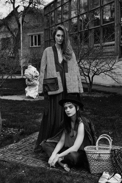 Dua Model Fashion Wanita Muda Berpose Luar Ruangan — Stok Foto