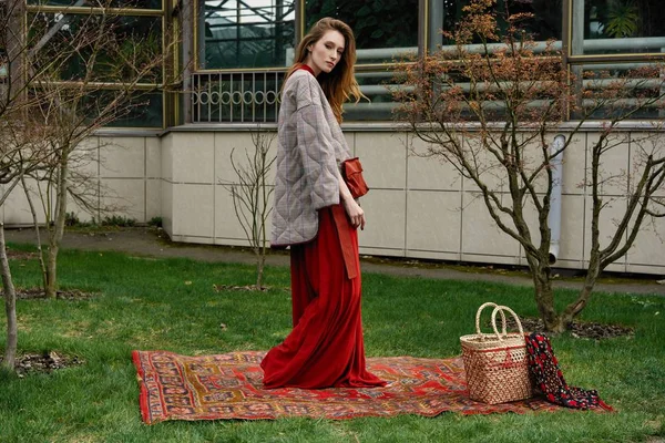 Elegante Jovem Mulher Posando Livre Tapete — Fotografia de Stock