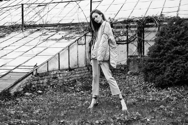 Foto Blanco Negro Mujer Joven Con Estilo Posando Aire Libre —  Fotos de Stock