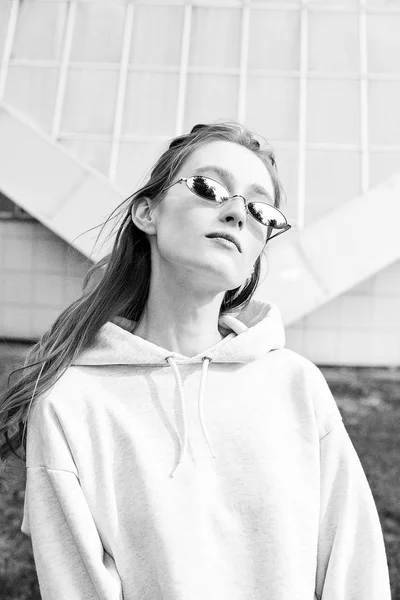 Черно Белое Фото Привлекательной Молодой Женщины Стильных Очках Позирующей Открытом — стоковое фото