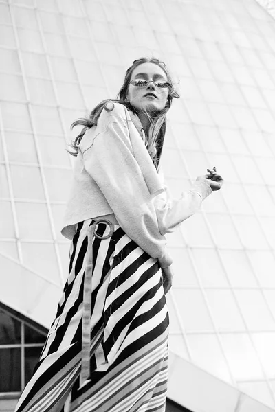 Svartvitt Foto Attraktiv Ung Kvinna Eleganta Glasögon Poserar Utomhus — Stockfoto