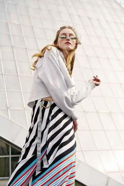 Atractiva Mujer Joven Gafas Con Estilo Posando Aire Libre —  Fotos de Stock