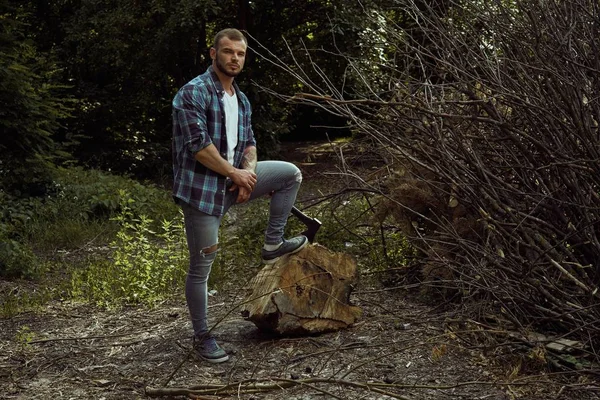 Beau Jeune Homme Avec Hachette Posant Extérieur — Photo