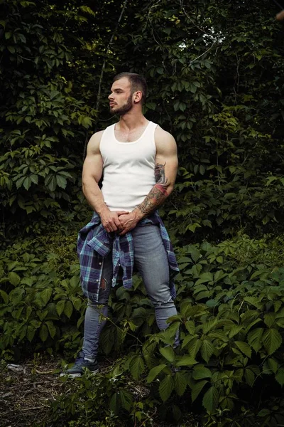 Bonito Jovem Homem Masculino Posando Livre Floresta Verão — Fotografia de Stock