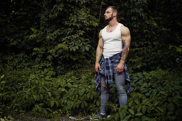 Beau Jeune Homme Masculin Posant Plein Air Dans Forêt Été — Photo
