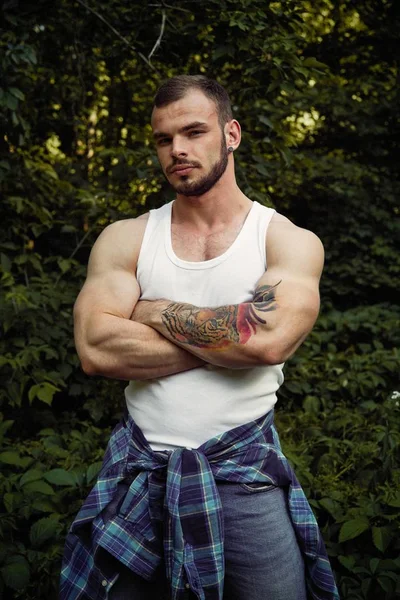 Beau Jeune Homme Masculin Posant Plein Air Dans Forêt Été — Photo