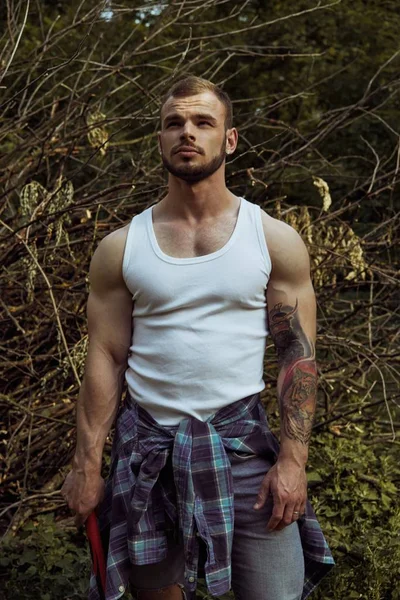 Bonito Jovem Homem Masculino Posando Livre Floresta Verão — Fotografia de Stock