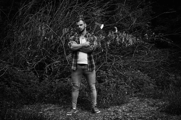 Foto Blanco Negro Del Joven Guapo Sosteniendo Hacha Posando Aire — Foto de Stock