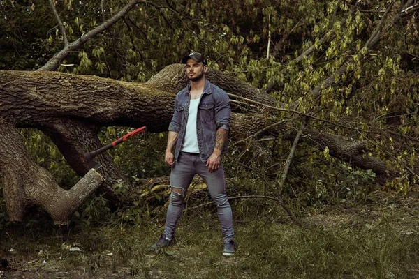 Bello Giovane Uomo Maschile Posa All Aperto Nella Foresta Estiva — Foto Stock