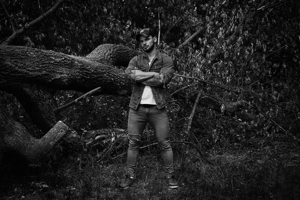 夏の森で屋外でポーズ ハンサムな若い男性男の黒と白の写真 — ストック写真