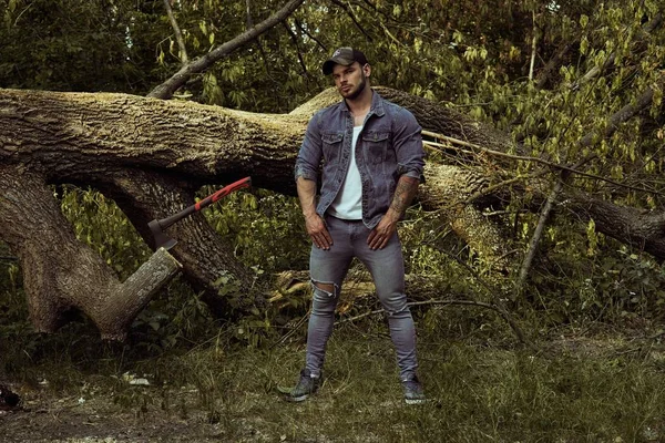 Beau Jeune Homme Masculin Posant Plein Air Dans Forêt Été — Photo