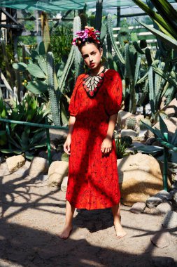 Zarif kırmızı elbise ve çiçek headdress muhteşem genç kadın 