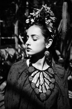 Siyah beyaz portre şık çiçek headdress içinde muhteşem genç kadın