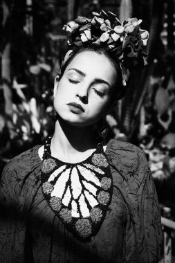 Siyah beyaz portre şık çiçek headdress içinde muhteşem genç kadın
