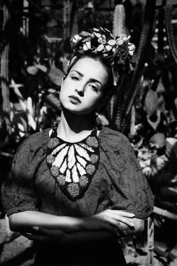 Siyah beyaz portre şık çiçek headdress içinde muhteşem genç kadın