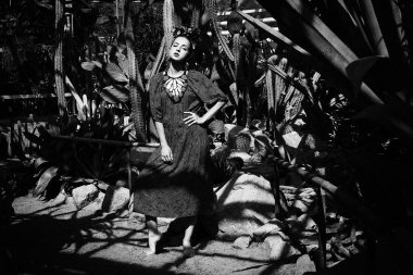 Zarif elbise ve çiçek headdress poz güzel genç kadın fotoğrafı siyah-beyaz