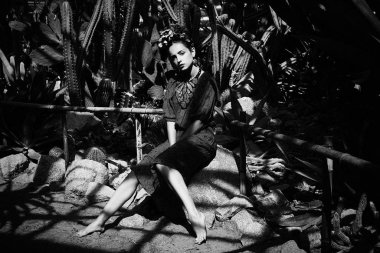 Zarif elbise ve çiçek headdress poz güzel genç kadın fotoğrafı siyah-beyaz