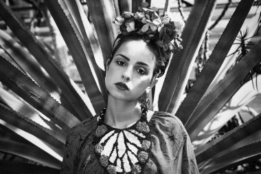 Siyah beyaz portre şık çiçek headdress içinde muhteşem genç kadın