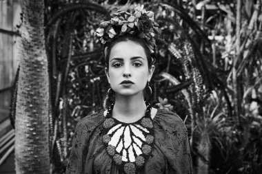 Siyah beyaz portre şık çiçek headdress içinde muhteşem genç kadın