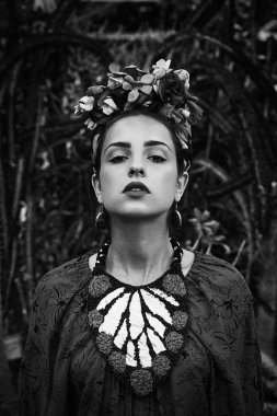 Siyah beyaz portre şık çiçek headdress içinde muhteşem genç kadın