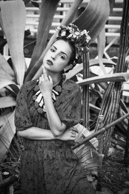 Zarif elbise ve çiçek headdress poz güzel genç kadın fotoğrafı siyah-beyaz