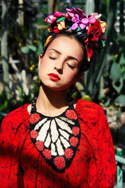 Retrato Linda Jovem Mulher Elegante Cobertura Para Cabeça Floral — Fotografia de Stock