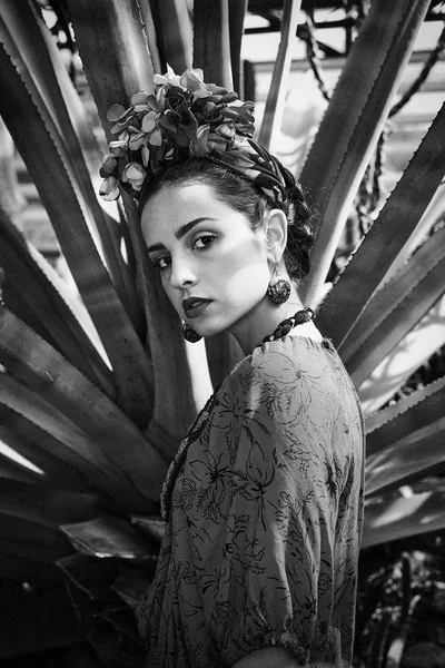 Retrato Blanco Negro Una Hermosa Joven Con Elegante Tocado Floral —  Fotos de Stock