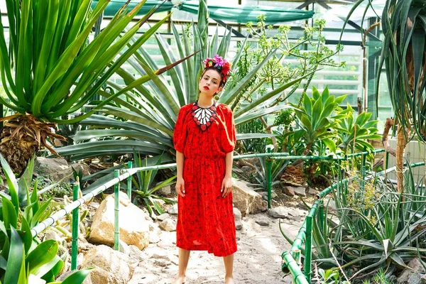 Preciosa Joven Elegante Vestido Rojo Tocado Floral —  Fotos de Stock